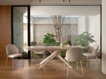 Il tavolo Joakim di Bizzotto, nel colore Avorio, unisce design contemporaneo e materiali di alta qua