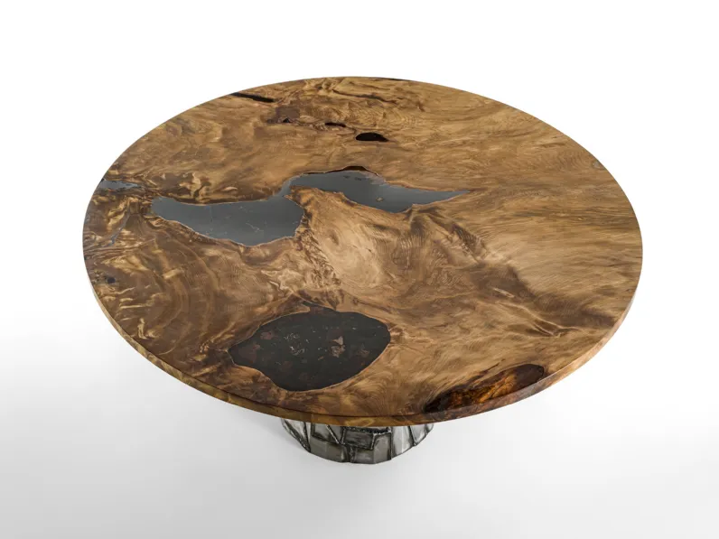 Tavolo rotondo Kauri Art in legno massello con base scultorea in ferro di Riva1920