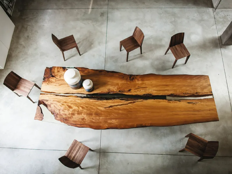 Tavolo Kauri Cube in massello di Kauri e resina abbinato ad una base in ferro con sezione a slitta di Riva1920