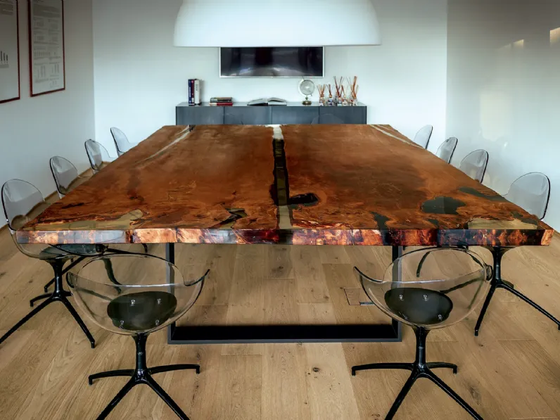 Tavolo di grandi dimensioni Kauri Newton in massello di Kauri e resina con base in ferro di Riva1920