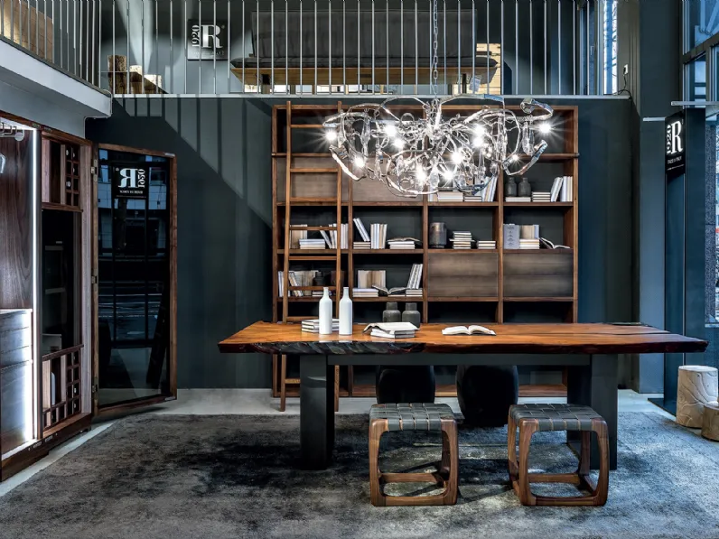 Tavolo di grandi dimensioni Kauri Newton in massello di Kauri e resina con base in ferro di Riva1920