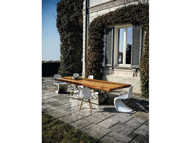 Tavolo Kauri Riflessi Millenari in massello di Kauri, con base scultorea realizzata con fogli d’acciaio forgiati a mano di Riva1920