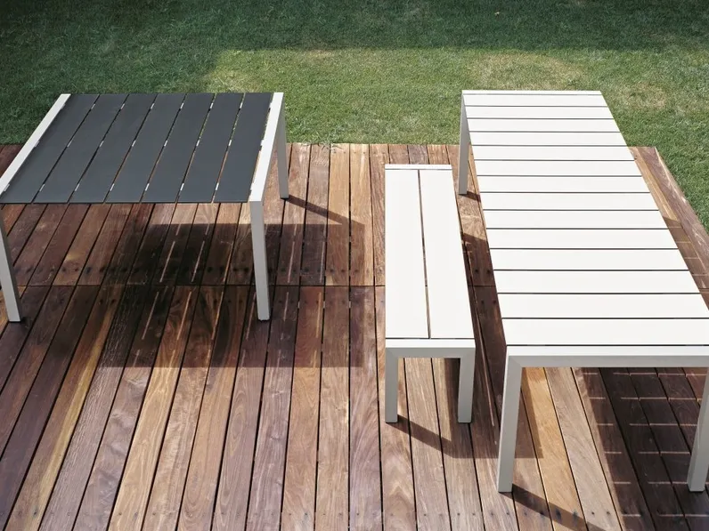 Tavolo in laminato bianco o nero a doghe larghe Sushi Slatted di Kristalia