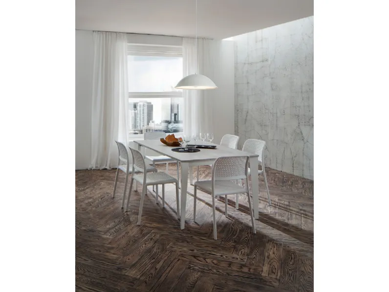 Tavolo Carlo Super Quadrato con top in laminato HPL e gambe in metallo di La Primavera