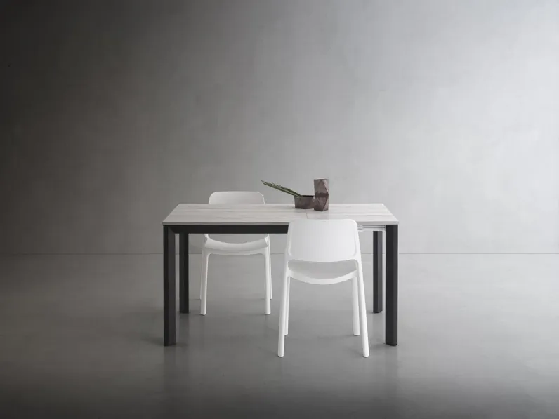 Tavolo Ricky Super Quadrato con top in HPL e base in alluminio di La Primavera