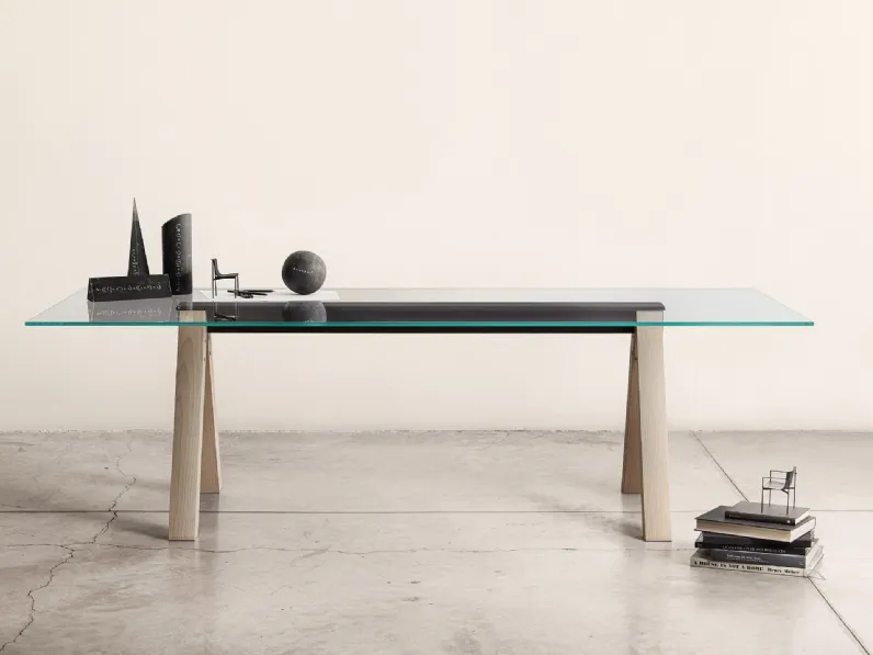 Tavolo rettangolare con top in vetro trasparente e base in Frassino tinto Rovere termotrattato Sesto di Lema