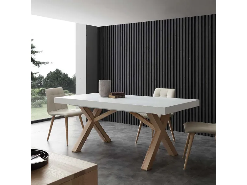 Tavolo allungabile Leonardo Bicolor con piano impiallacciato frassino laccato bianco poro aperto e base in massello di frassino olivato tinto naturale di La Seggiola