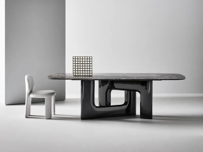 Tavolo di design Liaison con top in marmo e base in poliuretano di Bonaldo