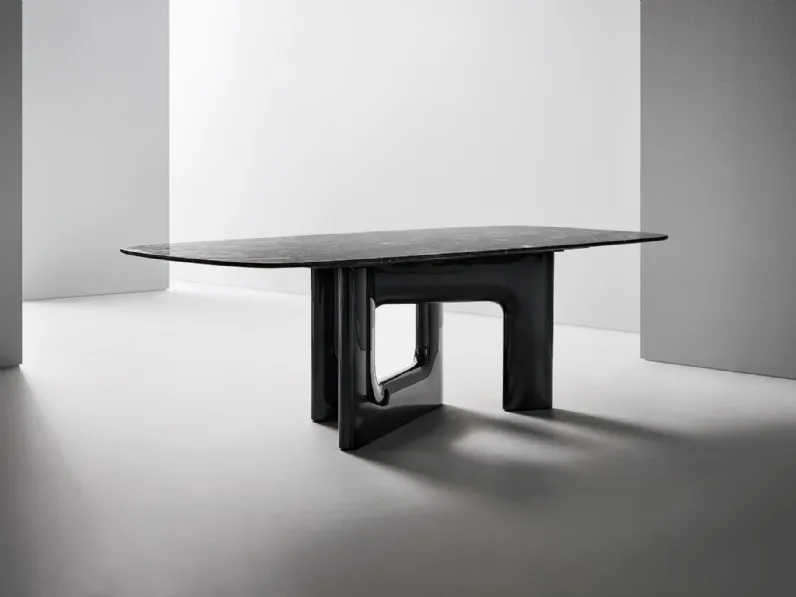 Tavolo di design Liaison con top in marmo e base in poliuretano di Bonaldo