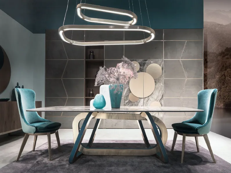 Tavolo con top rettangolare dai bordi stondati in marmo e struttura in mdf pantografato con coperture in metallo taglio laser Loop di Cortezari