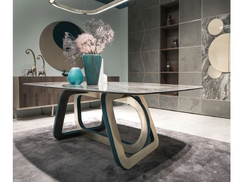 Tavolo con top rettangolare dai bordi stondati in marmo e struttura in mdf pantografato con coperture in metallo taglio laser Loop di Cortezari