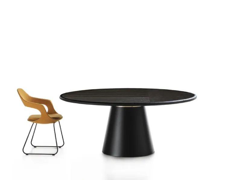 Tavolo rotondo Loop con piano in legno e base conica in metallo rivestita in pelle di Enrico Pellizzoni