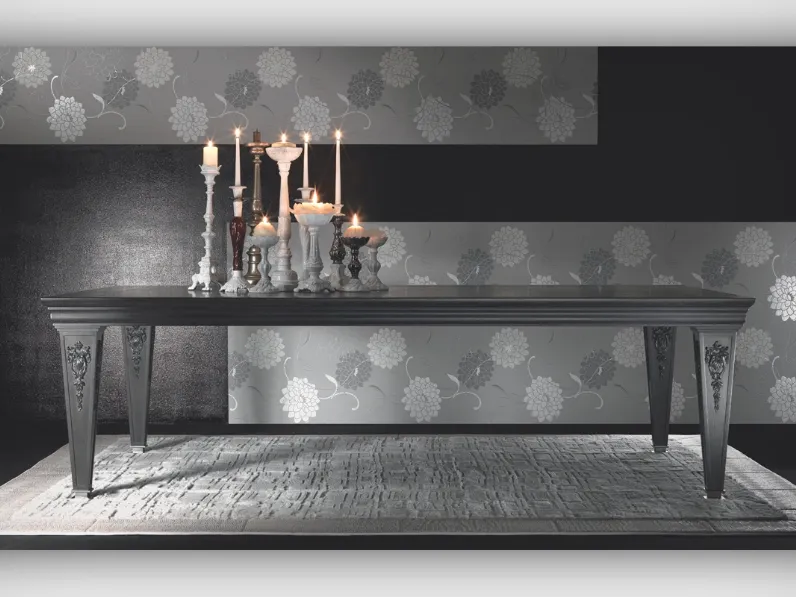 Tavolo Ludovico in Rovere laccato con intagli realizzati a mano de L'Origine