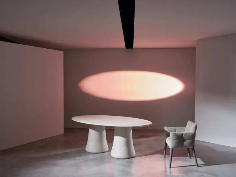 Tavolo ovale Mae 34 in calce argilla spatolata di Gervasoni