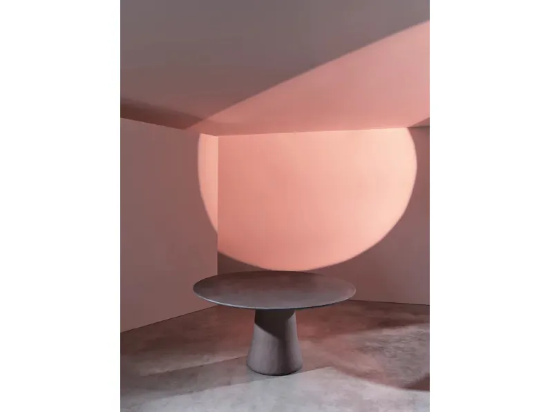 Tavolo rotondo Mae 36 in calce argilla spatolata di Gervasoni