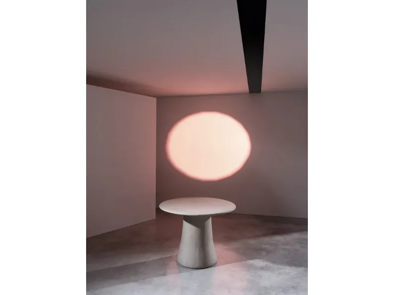 Tavolo rotondo Mae 39 in calce argilla spatolata di Gervasoni