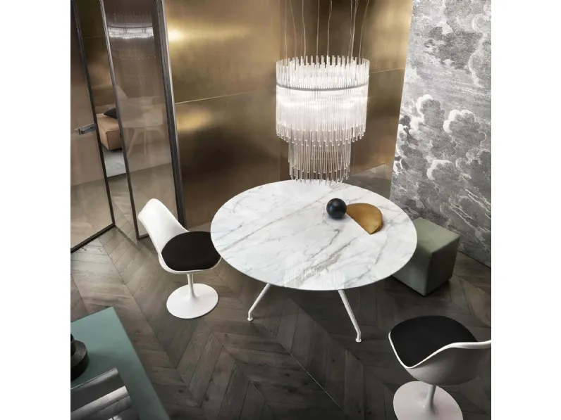 Tavolo rotondo Manta con top in marmo di Rimadesio