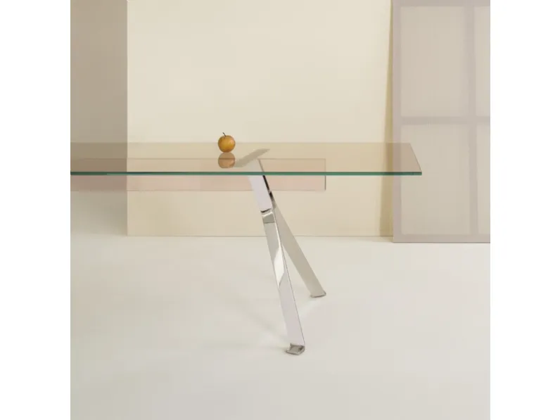 Tavolo Mari Cristal con top in cristallo e base composta da due cavalletti in acciaio inox di Glas Italia