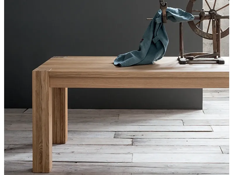 Tavolo moderno realizzato in legno con gambe rettangolari Marvel di Aeffe