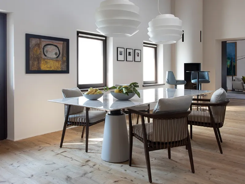 Tavolo Mesa Due con top in marmo di Poltrona Frau