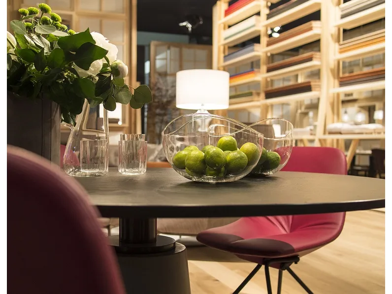 Tavolo rotondo Mesa con top in ardesia di Poltrona Frau