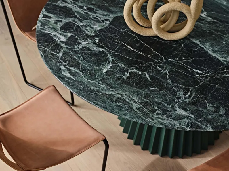 Tavolo rotondo con top in marmo e basamento centrale in metallo verniciato Plissé di Midj