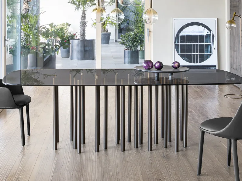 Tavolo Mille con top in cristallo e base in metallo verniciato di Bonaldo