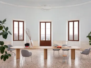 Il tavolo Plauto Maxxxi di Miniforms è un capolavoro in legno.