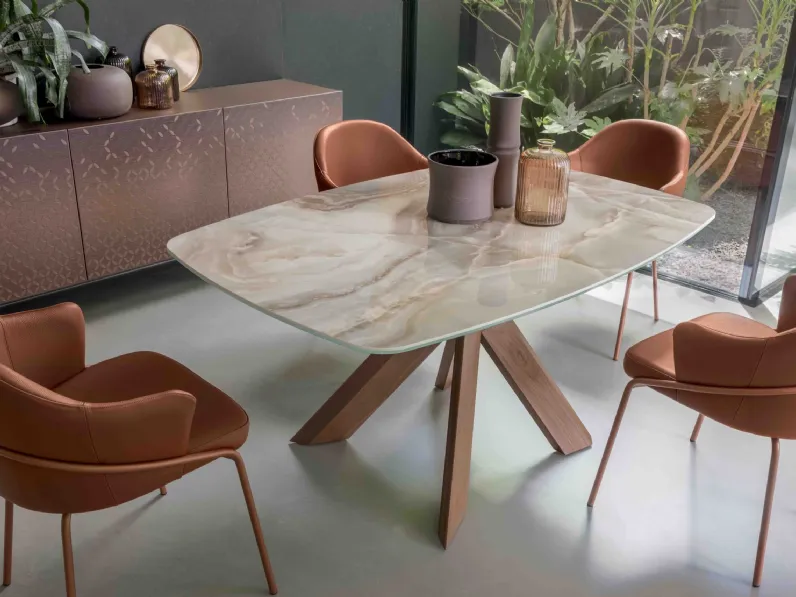 Tavolo Moà in ceramica di Compar Italia