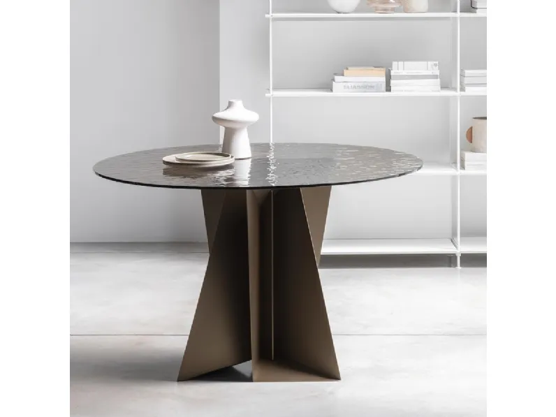 Tavolo rotondo Monolith con top in vetro di Pezzani