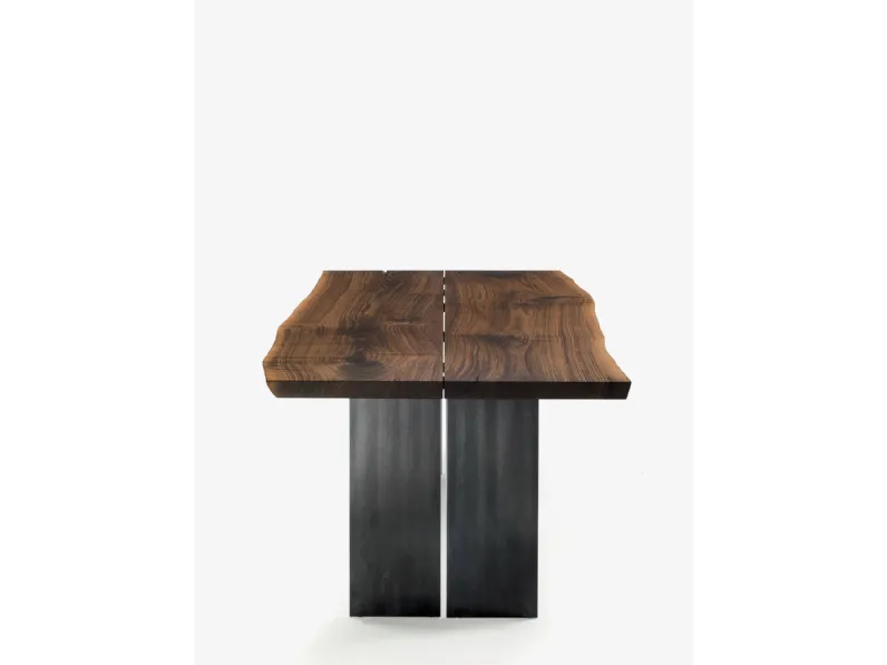 Tavolo Natura Plank in legno massello composto da due tavole uniche con bordi naturali e fuga centrale con gambe in ferro di Riva1920
