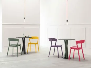 Il tavolo Niels di TrabA' è un esempio di design moderno e funzionale.