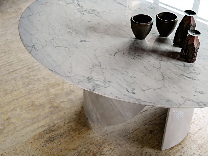 Tavolo rotondo in marmo con base in multistrato curvato Oliver di Cortezari