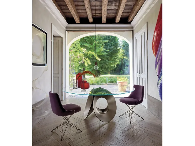 Tavolo rotondo con top in vetro e base scultorea in metallo Oracle di Arketipo