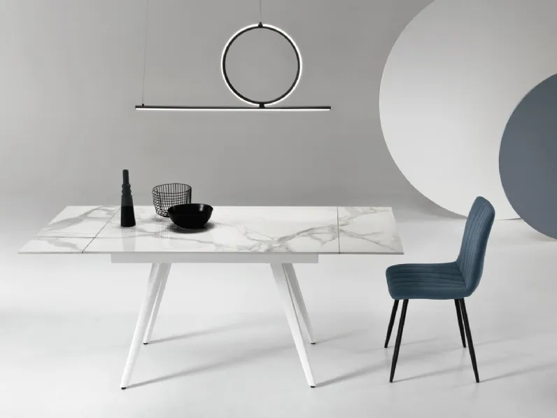 Tavolo allungabile Oreste in pietra sinterizzata effetto marmo di Ikone Casa