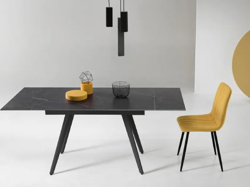 Tavolo allungabile Oreste in pietra sinterizzata effetto marmo di Ikone Casa