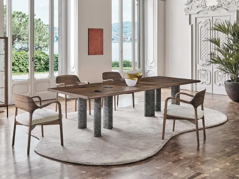 Tavolo Osmose con top in noce canaletto e base in marmo di Porada