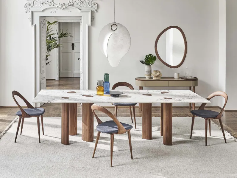 Tavolo Oswood con top in marmo e base in legno di Porada