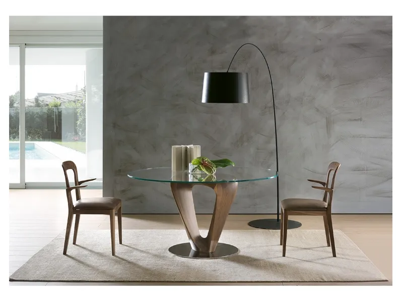 Tavolo rotondo con top in vetro e basamento in legno massello e metallo Mobius di Pacini e Cappellini