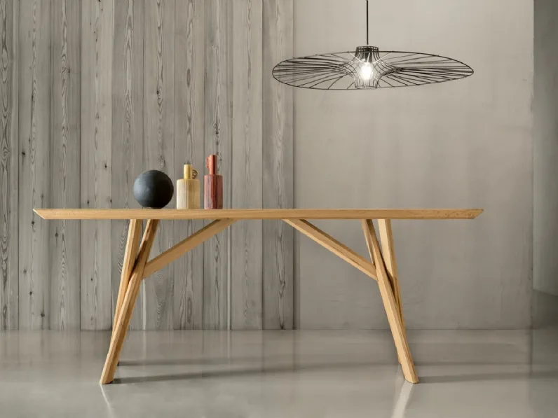 Tavolo con piano in rovere invecchiato e gambe in faggio Pechino di Le Fablier