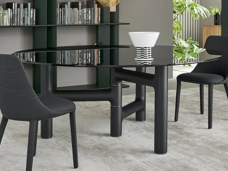 Tavolo rotondo Pivot in cristallo con base in legno di Bonaldo