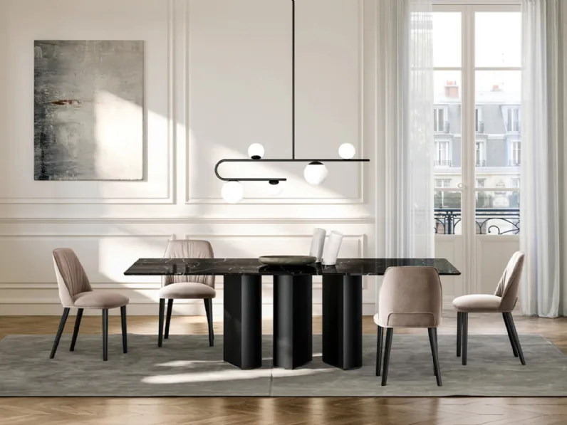 Tavolo Plai con top in marmo di Eforma
