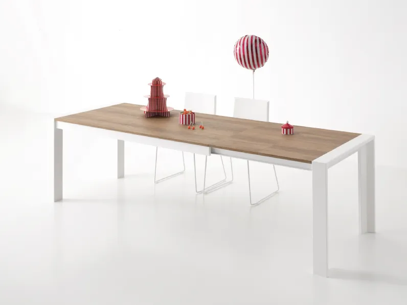 Tavolo allungabile Milano con top laminato effetto legno di Pointhouse