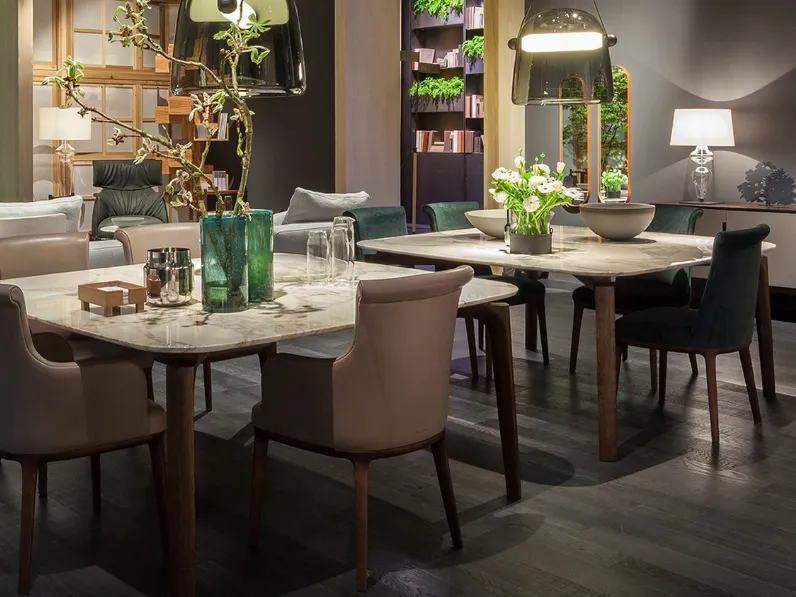 Tavolo Nabucco quadrato stondato con top in marmo e base in legno di Poltrona Frau