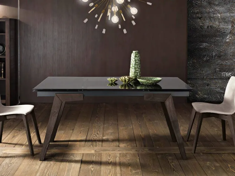 Tavolo allungabile Poppy in vetro fumé con basamento in legno di frassino termocotto di MaxHome
