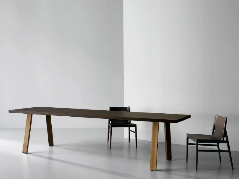 Tavolo rettangolare lungo e stretto in legno massello di frassino tinto nero con gambe in ottone trafilato Ryoba di Porro