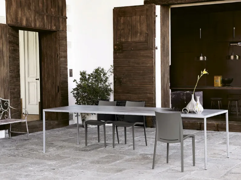 Tavolo Pure Evo in resina spatolata di Colico