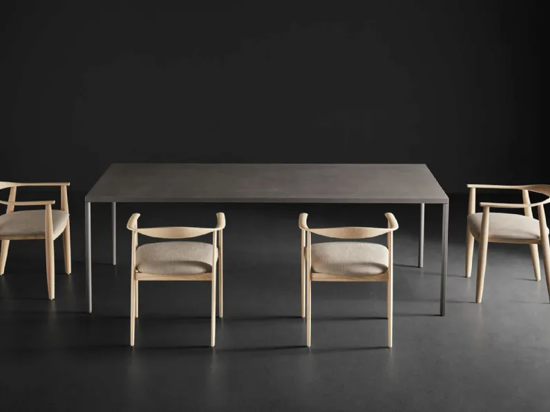 Tavolo Pure Evo in resina spatolata di Colico