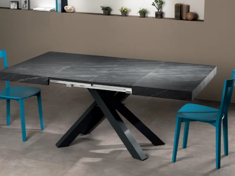 Tavolo Quark quadrato allungabile in laminato con base in alluminio di Gipi Le Sedie