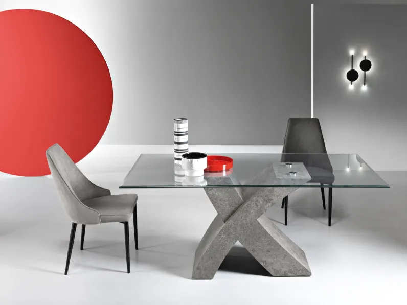 Tavolo Raul con top in vetro e base effetto cemento di Ikone Casa